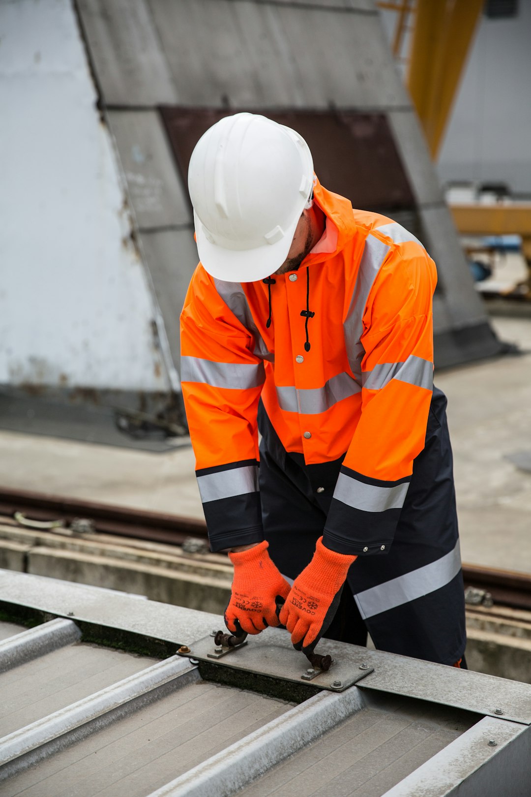 Hi-Vis Jackets vs Hi-Vis Vests: Which Is Right for Your Site?