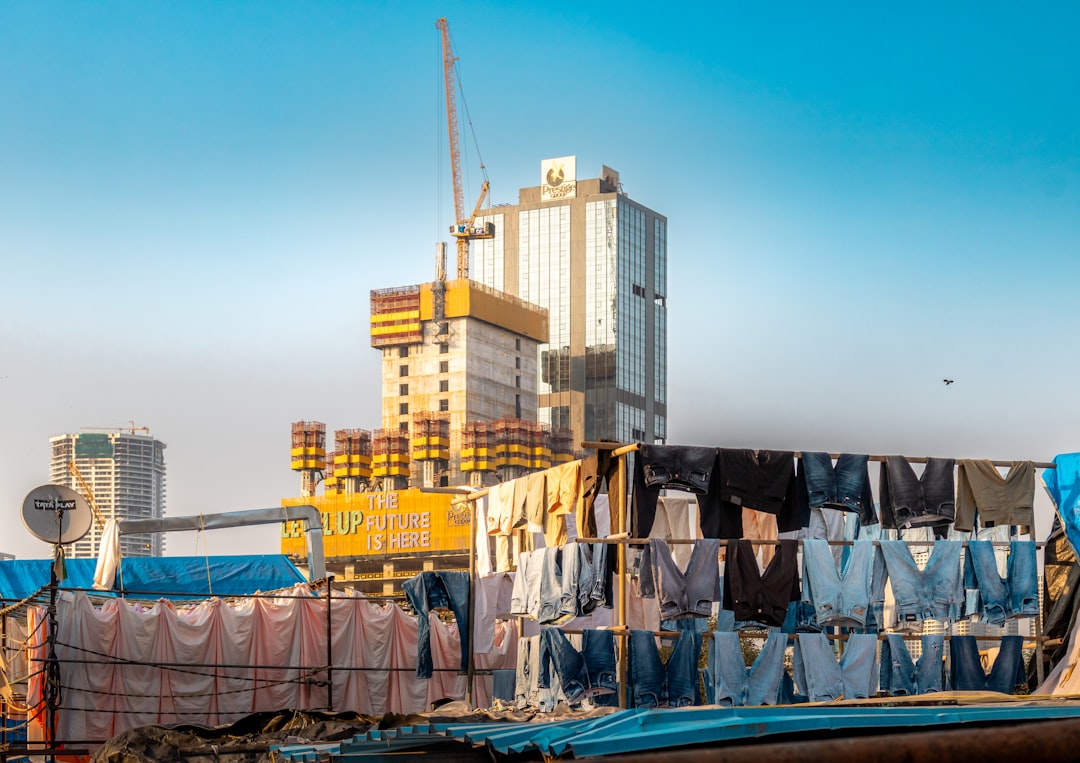 Hi-Vis Trousers: Why They Matter on Busy Construction Sites